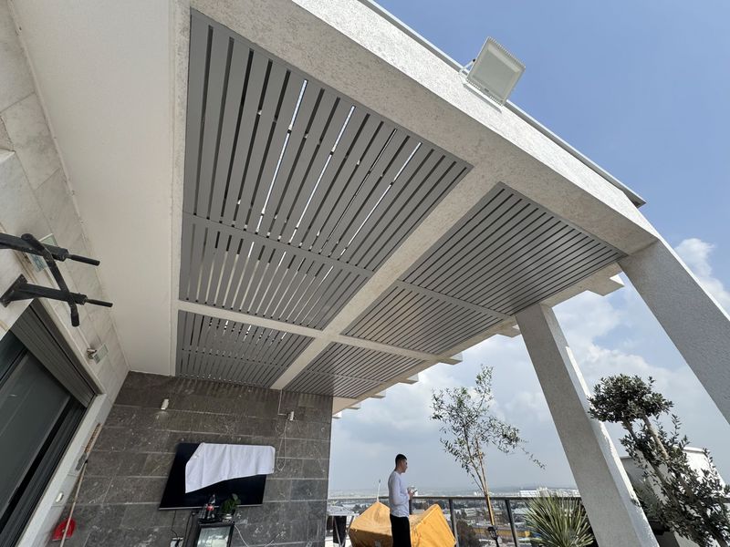 פרגולה מודרנית תלויה – מסגרת בטון לבנה בגינה פרטית