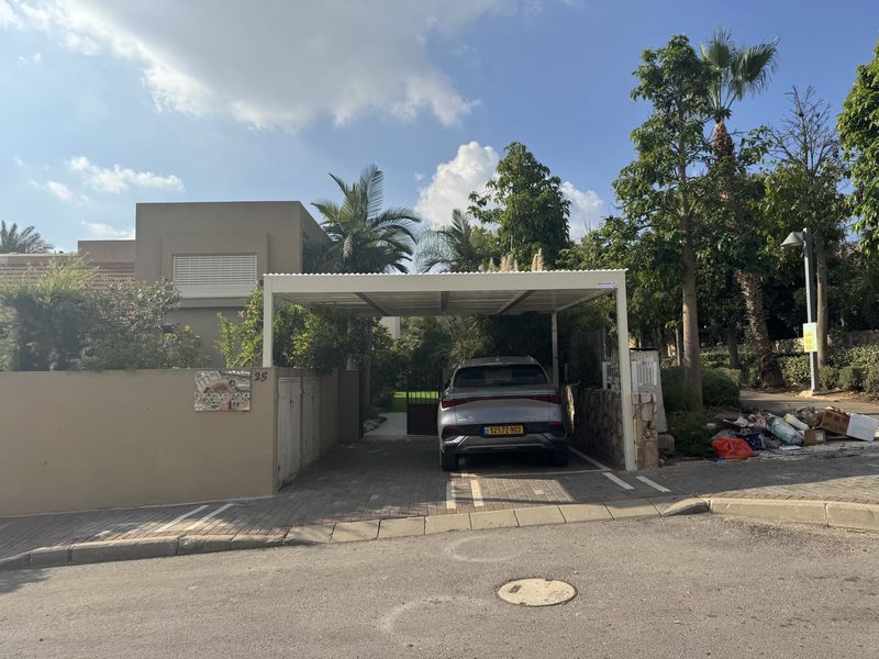 פרגולת חנייה לשני רכבים – פתרון הצללה פרקטי ומעוצב