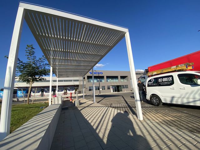 פרגולה לבנה על עמודים – הצללה למרחב פתוח