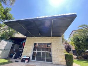 IMG_9593-פרגולה סקיי שייד - דגם תלוי עם למלות מלאות ותאורה משולבת