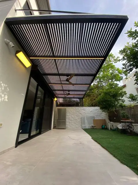 פרגולה תלויה עם תאורה