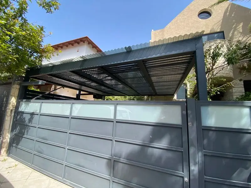 פרגולה לחניה עם שער