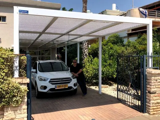 פרגולה לחניה על עמודים