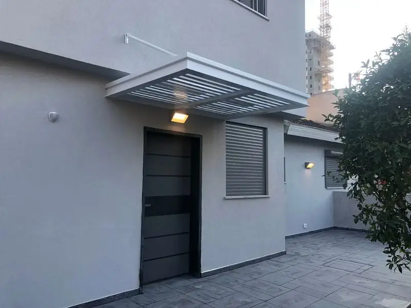פרגולת אלומיניום לכניסה לבית