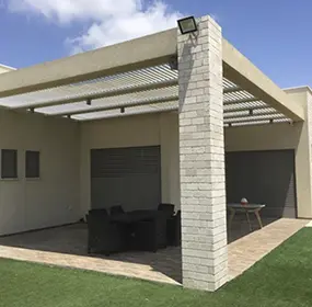 פרגולה מאלומיניום עם כיסוי בד הצללה בחצר בית פרטי – תמונה - עולם הפרגולות