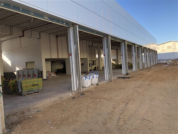 פרגולות אלומיניום למבני ציבור ומוסדות: בטיחות, עמידות ותקנים