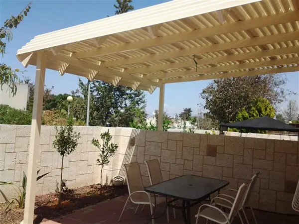 צפו בפרגולת אלומיניום עם באסתטיקה ייחודית