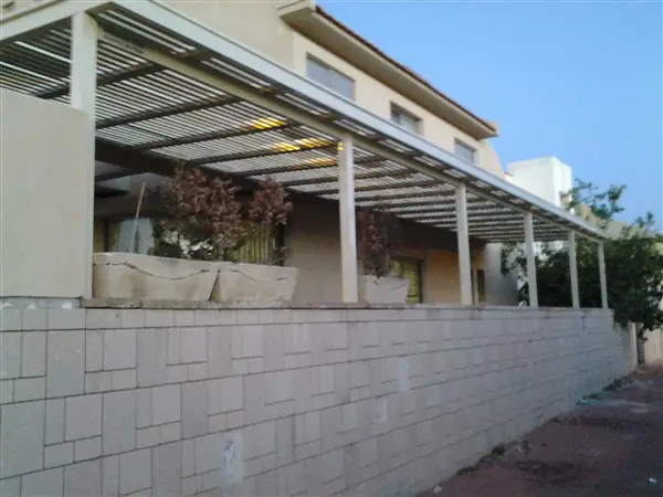 פרגולה מעוצבת באווירה ביתית וחמימה
