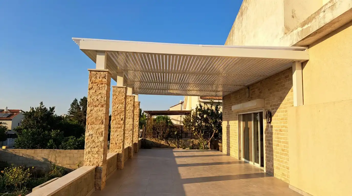 איך פרגולות אלומיניום חוסכות לכם בחשבון החשמל?