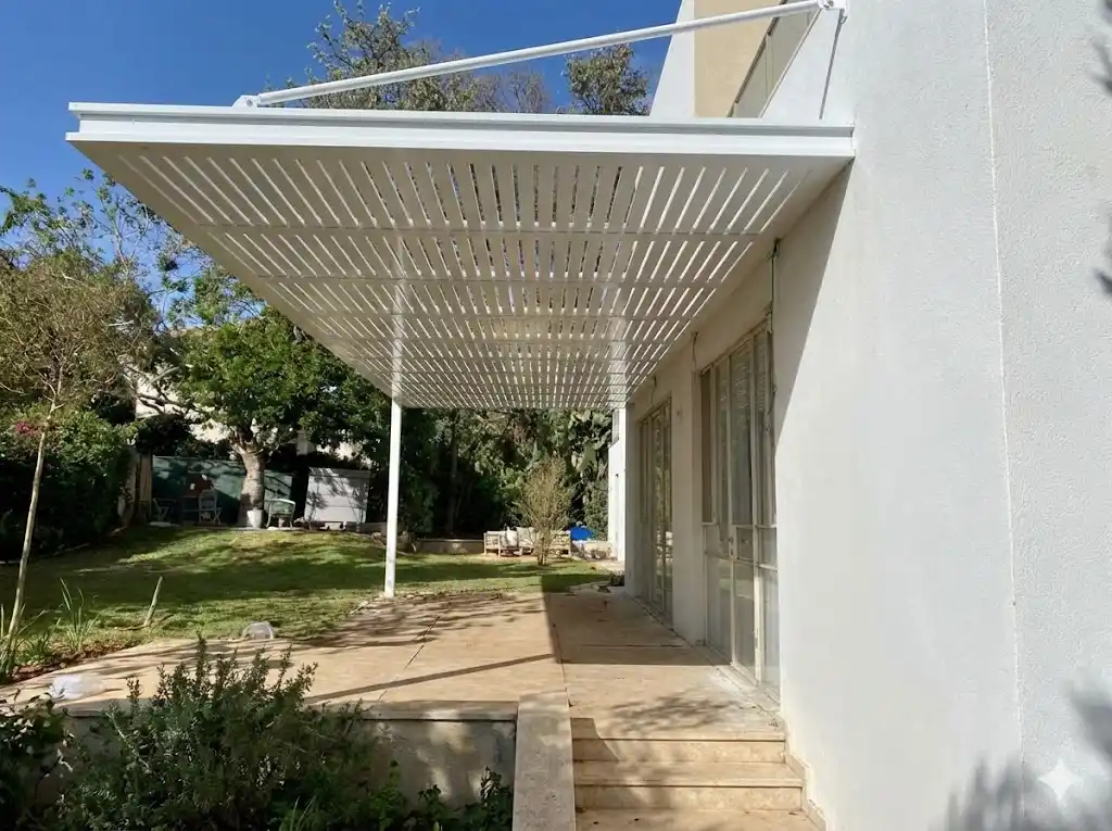 פרגולות אלומיניום אקוסטיות - בידוד רעש לחצר שקטה